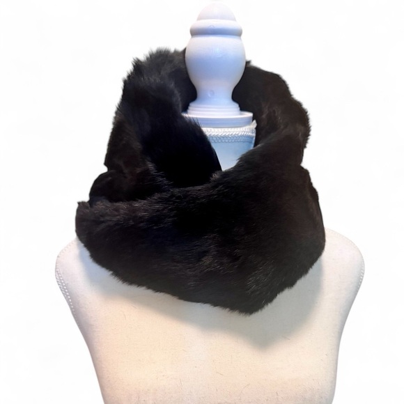 🖤Armani NWT Rabbit Fur Collar Scarf